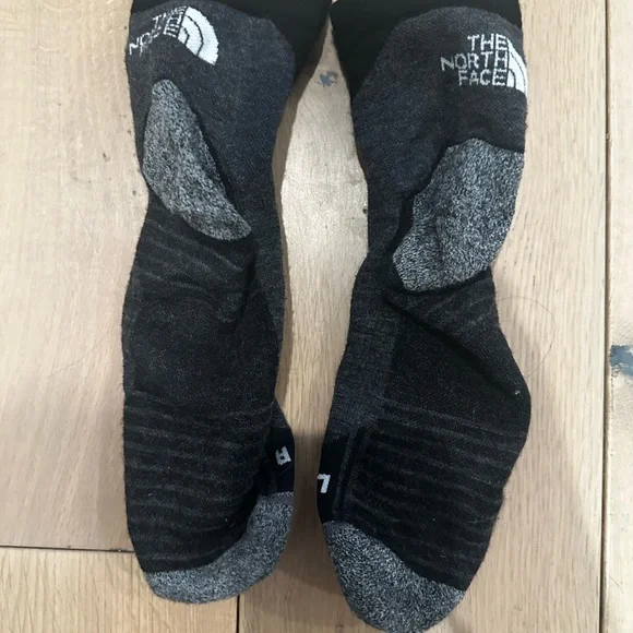 *NWOT* The North Face Hiking Quarter Socks - Picture 2 of 3